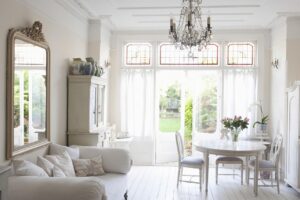 7 Pomysłów na Wybór Idealnego Żyrandola do Salonu